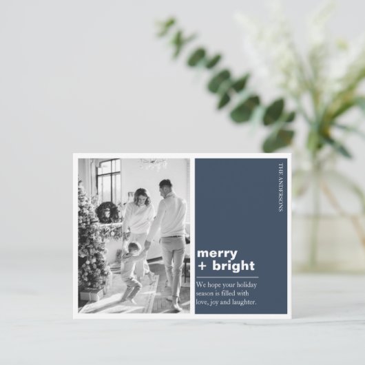 Modern Navy Blue Merry + Bright Christmas Photo Postkarte (Stehend Vorderseite)