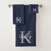 Modern Navy Blue Monogram Script Badhandtuch Set (Insitu)