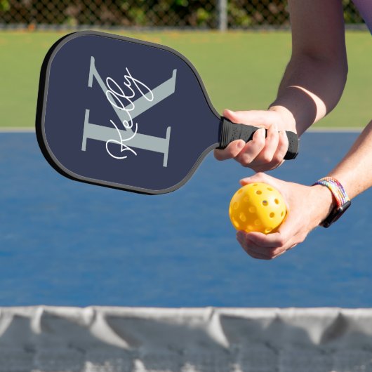 Modern Navy Blue Monogram Script Pickleball Schläger (InSitu)