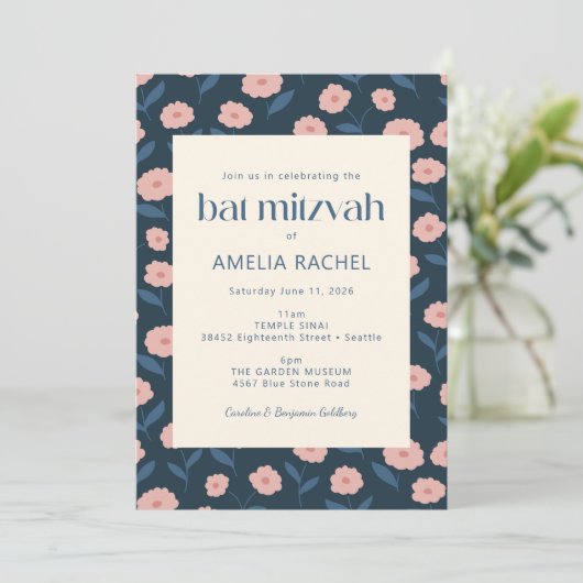 Modern Navy Blue Pink Boho Floral Bat Mitzvah Einladung (Stehend Vorderseite)