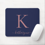 Modern Navy Blue Rose Gold Monogram Script Mousepad<br><div class="desc">Modernes,  rosa Rose Gold Monogram Script auf einem schicken marineblauen Mauspad. Einfach mit Ihrem eigenen Namen und Ihren eigenen Details anpassen. Perfekt für Ihren modernen minimalistischen und luxuriösen Lebensstil! Bitte kontaktieren Sie uns unter cedarandstring@gmail.com ,  wenn Sie Hilfe beim Design oder den passenden Produkten benötigen.</div>