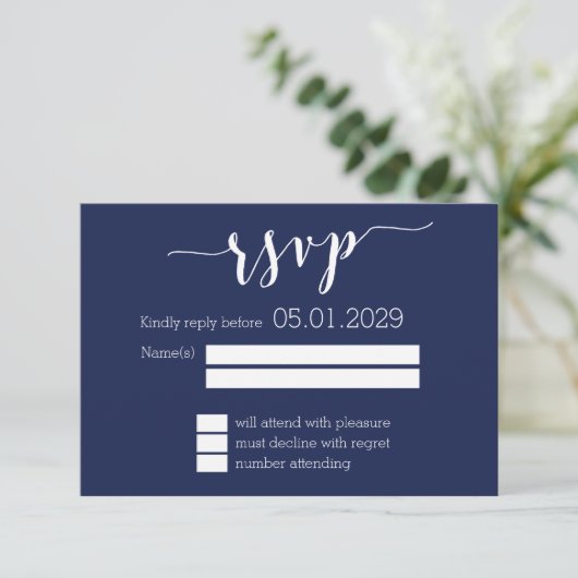 Modern Navy Blue Script Wedding RSVP Card (Stehend Vorderseite)