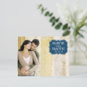 Modern Navy Swirl Label Save the Date Fotokarte Ankündigungspostkarte (Stehend Vorderseite)