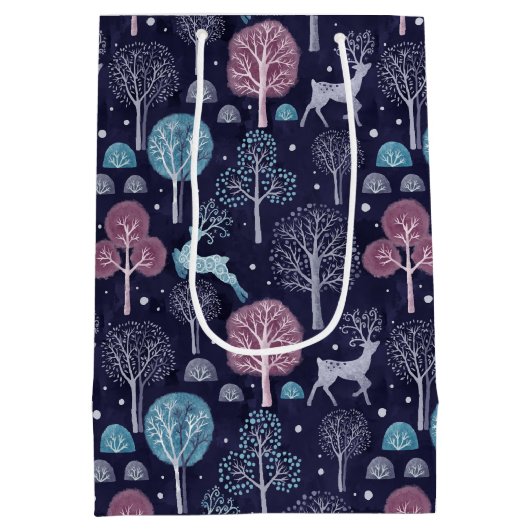 Modern Night Forest Deer Mittlere Geschenktüte (Rückseite)