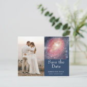 Modern Night Sky Galaxy Blau Save the Date Lila (Stehend Vorderseite)