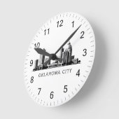 Modern Oklahoma City Stylized Skyline Runde Wanduhr (Winkel)