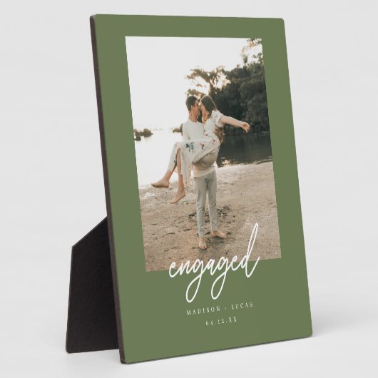 Modern Olive Green "Engaged" Script Photo Fotoplatte (Seite)