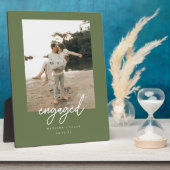 Modern Olive Green "Engaged" Script Photo Fotoplatte (Seite)