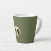 Modern Olive Green Gold Monogram Milchtasse (Rechte Ecke)