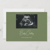 Modern Olive Green "Little Surprise" Pregnancy Ankündigung (Rückseite)