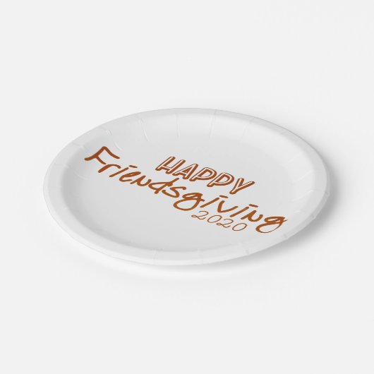 Modern Orange Happy Friendsgiving 2020 Pappteller (Schrägansicht)