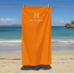 Modern Orange Monogram Strandtuch<br><div class="desc">Maßgeschneidertes modernes Orange Monogram Beach Handtuch.</div>