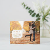 Modern Orange Swirl Label Save the Date Fotokarte Ankündigungspostkarte (Stehend Vorderseite)