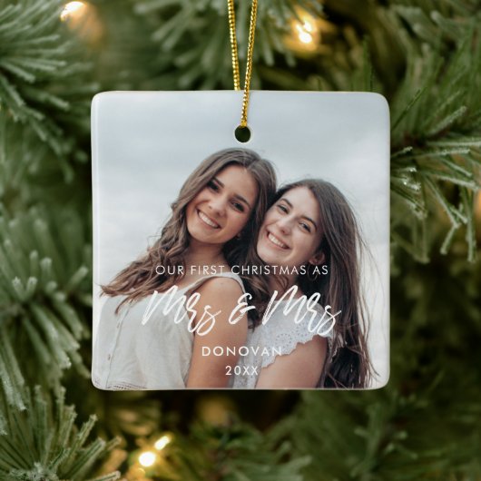 Modern Our First Christmas als Mrs. and Mrs. Foto Keramikornament (Baum)