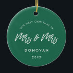 Modern Our First Christmas als Mrs. und Mrs. Green Keramik Ornament<br><div class="desc">Eine moderne Typografie für dieses Foto Ziergeschenke. So passen Sie sich an Ihr Lieblingsbild an. Sie können die Farbe des Schriftartes auch ganz nach Ihren Wünschen ändern.</div>