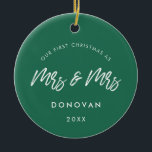 Modern Our First Christmas als Mrs. und Mrs. Green Keramik Ornament<br><div class="desc">Eine moderne Typografie für dieses Foto Ziergeschenke. So passen Sie sich an Ihr Lieblingsbild an. Sie können die Farbe des Schriftartes auch ganz nach Ihren Wünschen ändern.</div>
