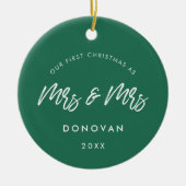 Modern Our First Christmas als Mrs. und Mrs. Green Keramik Ornament (Vorne)