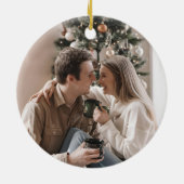 Modern Our First Christmas Engaged Photo Keramik Ornament (Hinten)
