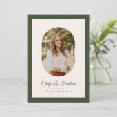 Modern Oval Green High School Photo Graduate Ankündigung (Stehend Vorderseite)