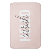 Modern Pastell Pink Hallo und Sie nennen Badematte (Vorderseite Vertikal)