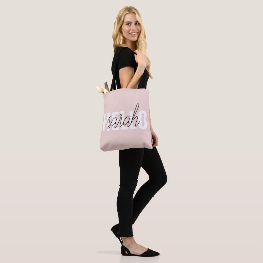 Modern Pastell Pink Hallo und Sie nennen Tasche (Am Model)