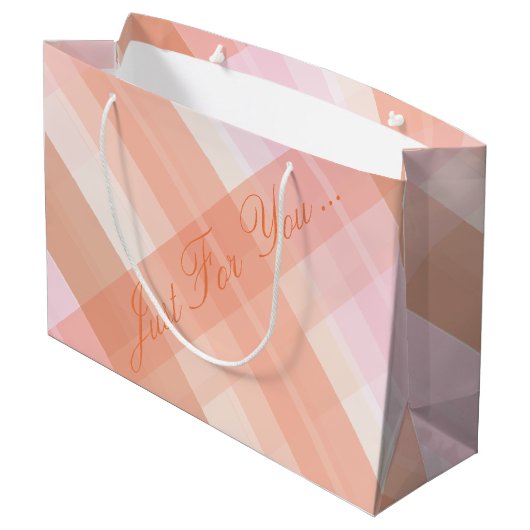 Modern Peach Kariert Große Geschenktüte (Rückseite Schrägansicht)