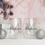 Modern Personalisiert Blue Monogram Weinglas Ohne Stiel<br><div class="desc">Mit unserem modernen Personalisierten Schwarz-Rosa Monogramm Edelstahlglas stärken Sie sich bei jedem Anlass. Dieses schicke und vielseitige Glas ist mit einem eleganten Gold- und schwarzen Monogramm geschmückt und ist somit das perfekte Geschenk für Hochzeitsfeiern, Geburtstage und Geburtstage. Mit einem Namen für eine zusätzliche Touch von Eleganz. Diese stilvollen und haltbaren...</div>