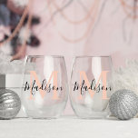 Modern Personalisiertes Goldrosa Monogramm Weinglas Ohne Stiel<br><div class="desc">Mit unserem modernen, Personalisierten, rosafarbenen Monogramm Edelstahlglas feiern Sie jeden Tag. Dieses schicke und vielseitige Glas ist mit einem eleganten Gold- und schwarzen Monogramm geschmückt und ist somit das perfekte Geschenk für Hochzeitsfeiern, Geburtstage und Geburtstage. Mit einem Namen für eine zusätzliche Touch von Eleganz. Diese stilvollen und haltbaren Weingläser sind...</div>