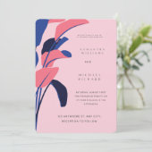 Modern Pink and Navy Tropical Leaf Wedding Invitat Einladung (Stehend Vorderseite)