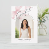 Modern Pink Bow 2 Photo Graduation Announcement Einladung (Stehend Vorderseite)