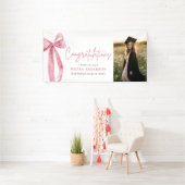 Modern Pink Bow Coquette Abschluss Gratulation Banner (Insitu)