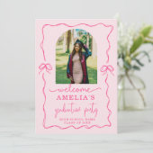 Modern Pink Bow Graduation Class of 2026 Photo  Einladung (Stehend Vorderseite)