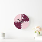 Modern pink, burgundy color blocks large numbers runde wanduhr (Zuhause)