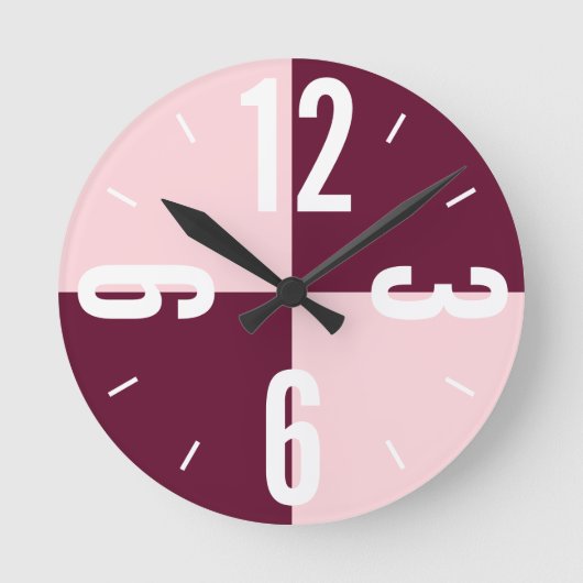 Modern pink, burgundy color blocks large numbers runde wanduhr (Vorderseite)