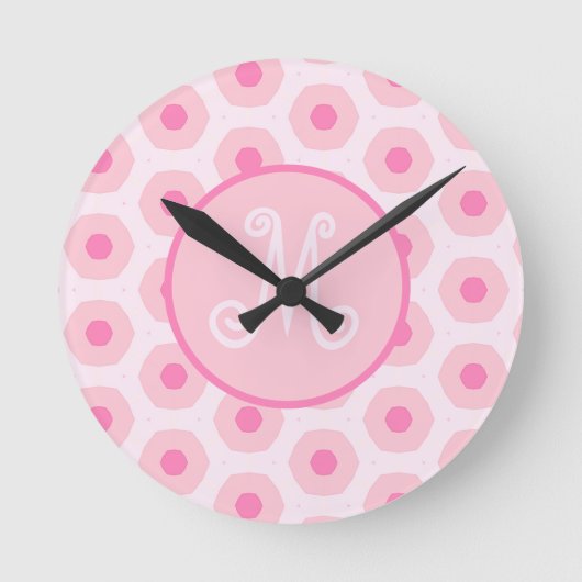 Modern Pink Circle Dots Geometric Monogram Runde Wanduhr (Vorderseite)