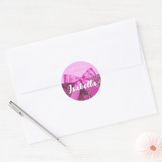 Modern Pink Coquette Bow Graduate Glitzern Script Runder Aufkleber (Umschlag)