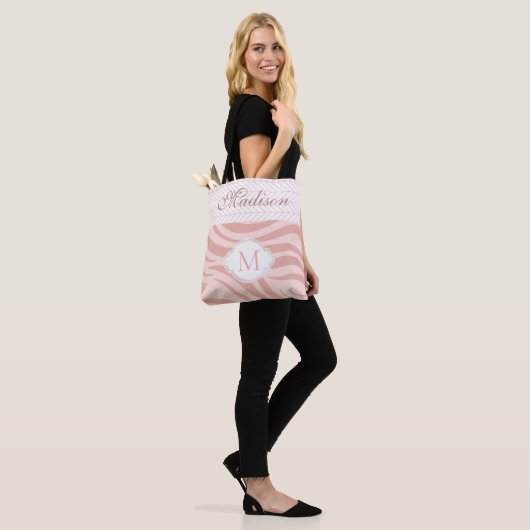 Modern Pink Geometric Zebra Trendy Monogram Tasche (Am Model)