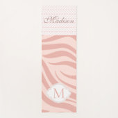 Modern Pink Geometric Zebra Trendy Monogram Yogamatte (Vorderseite)