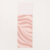 Modern Pink Geometric Zebra Trendy Monogram Yogamatte (Rückseite)