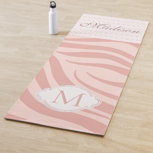 Modern Pink Geometric Zebra Trendy Monogram Yogamatte (Beispiel)