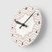 Modern pink, grey, ivory chevron pattern custom runde wanduhr (Winkel)