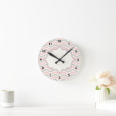 Modern pink, grey, ivory chevron pattern custom runde wanduhr (Zuhause)