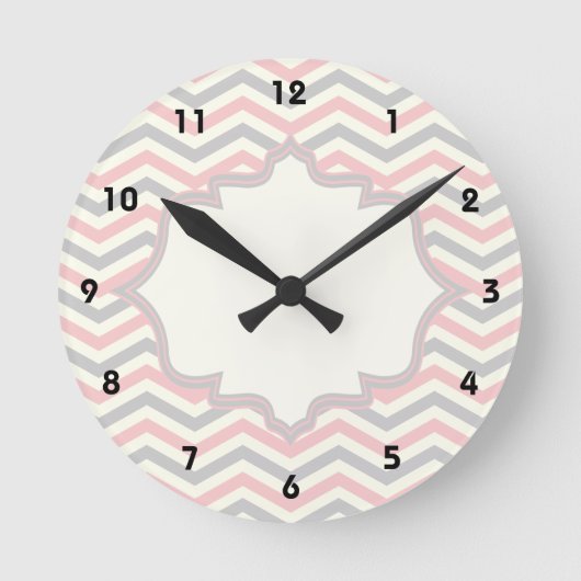 Modern pink, grey, ivory chevron pattern custom runde wanduhr (Vorderseite)