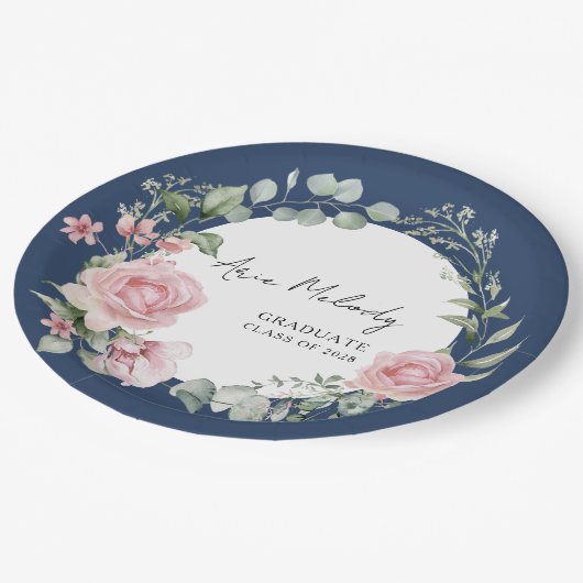 Modern Pink Roses Script Class of Graduation Pappteller (Schrägansicht)