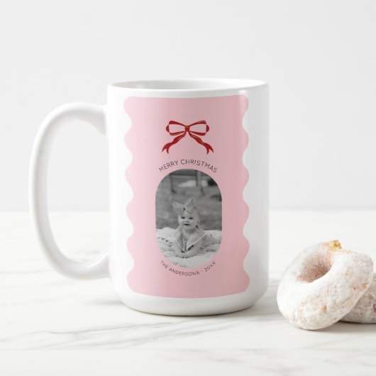 Modern Pink Scallop Red Bow Weihnachts-Foto Kaffeetasse (Mit Donut)