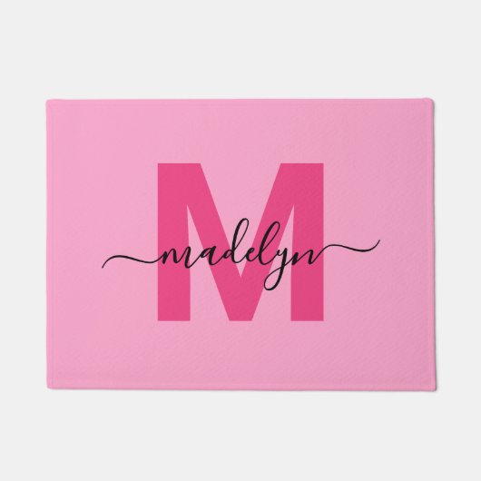 Modern Pink Script Initial Monogram Name Fußmatte (Vorderseite)