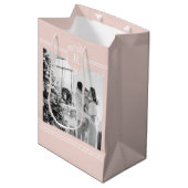 Modern Pink & White Family Foto | Mittlere Geschenktüte (Vorderseite Schrägansicht)