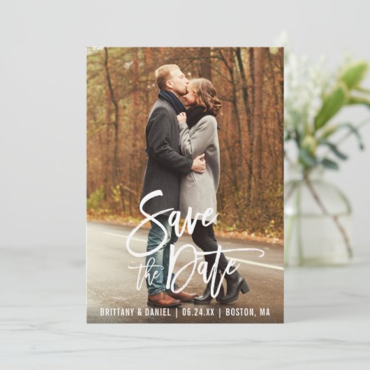 Modern Pinsel Script Foto Save the Date Card Wood Einladung (Stehend Vorderseite)