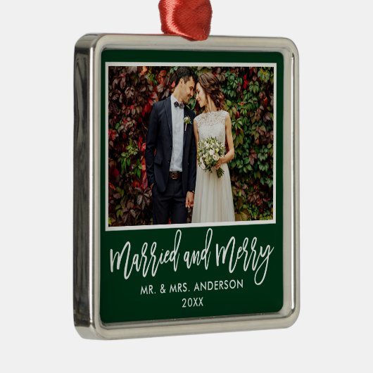 Modern Pinsel Script Grün Verheiratet und froh Ornament Aus Metall (Rechts)