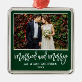 Modern Pinsel Script Grün Verheiratet und froh Ornament Aus Metall (Vorne)